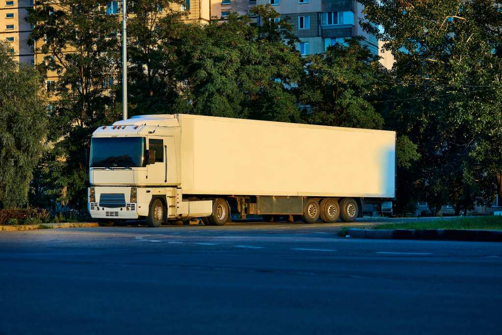 Long distance moving truck